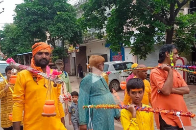 सोमेश कुमार त्रिवेदी द्वारा लोगों को बताया गया की कावड़ यात्रा से दुख दूर होते है, और भोले बाबा की कृपा सदैव बनी रहती है.....
