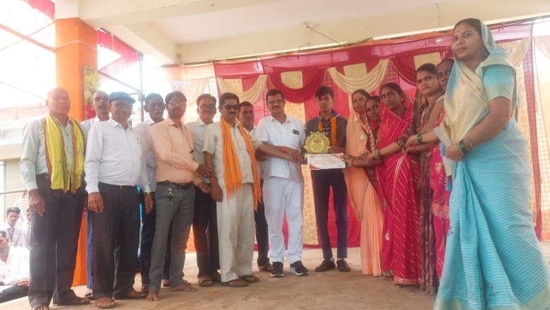 10 वी. में 8वां स्थान प्राप्त करने पर सरपंच एवं उपसरपंच द्वारा खोमेन्द्र कुमार को  प्रतिभा सम्मान किया गया