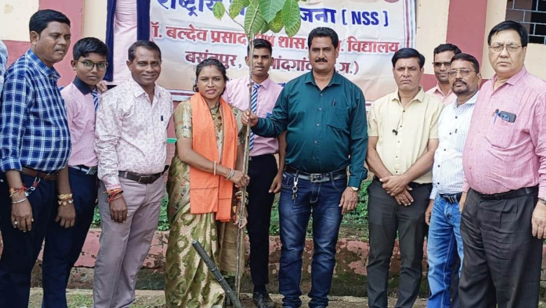 बलदेव प्रसाद माध्यमिक शाला में एक पेड़ मां के नाम अभियान के तहत हुआ पौधरोपण