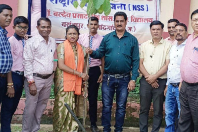 बलदेव प्रसाद माध्यमिक शाला में एक पेड़ मां के नाम अभियान के तहत हुआ पौधरोपण