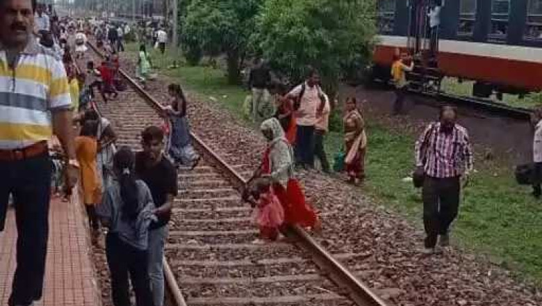 रेलवे स्टेशन में मच गई भगदड़, लोगों के उड़ गए होश...