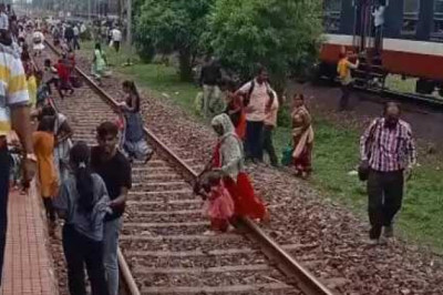 रेलवे स्टेशन में मच गई भगदड़, लोगों के उड़ गए होश...