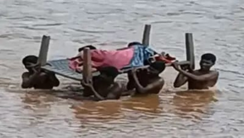 गर्भवती महिला को ग्रामीणों ने चारपाई से पार कराया नदी, सुरक्षित पहुंचाया स्वास्थ्य केंद्र …