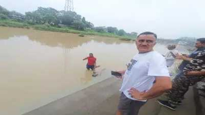 किशोर पानी के तेज बहाव में आकर शाम करीब 5 बजे नदी में बह गया...