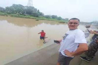 किशोर पानी के तेज बहाव में आकर शाम करीब 5 बजे नदी में बह गया...