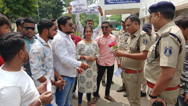 आज राजनादगाँव एनएसयूआई ने जिला पुलिस अधीक्षक के माध्यम से मुख्यमंत्री व गृह मंत्री को गुलाब का फूल भेंट किया...