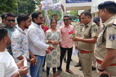 आज राजनादगाँव एनएसयूआई ने जिला पुलिस अधीक्षक के माध्यम से मुख्यमंत्री व गृह मंत्री को गुलाब का फूल भेंट किया...