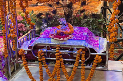 कृष्ण जन्मोत्सव में बच्चों को बांटी बांसुरी, भजन में झूमे भक्त...