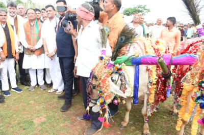 मड़ियापार पोला महोत्सव में शामिल हुए मुख्यमंत्री साय - बैल दौड़ को हरी झण्डी दिखाकर कार्यक्रम का किया शुभारंभ