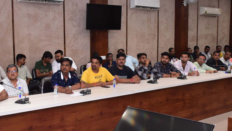 कलेक्टर ने गणेश विसर्जन झांकी के संबंध में गणेशोत्सव समिति के सदस्यों की ली बैठक