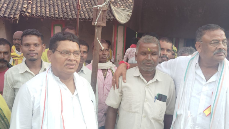 डोंगरगांव विधायक दलेश्वर  साहू,  पूर्व मंत्री धनेश  पाटीला ने आदिवासी नेता लक्ष्मण उईके  के निधन पर घोटिया पहुंच कर श्रद्धांजलि दी ।