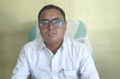 निःशुल्क सेवा : बिरेतरा सरपंच योगेश 9 साल से बच्चों को मुफ्त में पढ़ा रहे