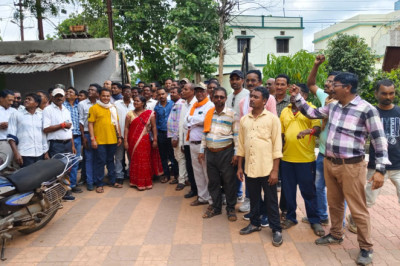 छत्तीसगढ़ वन दैनिक वेतन भोगी कर्मचारी संघ द्वारा अपनी 9 सूत्रीय मांगों को लेकर विगत 11 अगस्त से रायपुर टूटा स्थल पर अनिश्चितकालीन हड़ताल पर बैठेकर आंदोलन किया जा रहा है।