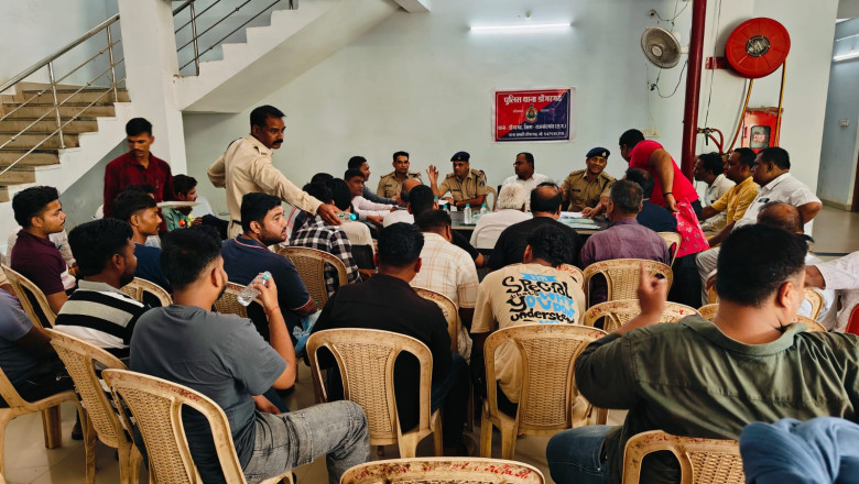 गणेश उत्सव, विश्वकर्मा पुजा एवं इद ए मिलाद त्यौहार को लेकर डोंगरगढ़ थाना में ली गई शांति समीति का बैठक*