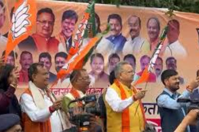 बीजेपी कार्यकर्ता 7 दिवसीय तीर्थयात्रा पर रवाना ; सीएम विष्णुदेव साय और स्पीकर रमन ने दिखाई हरी झंडी