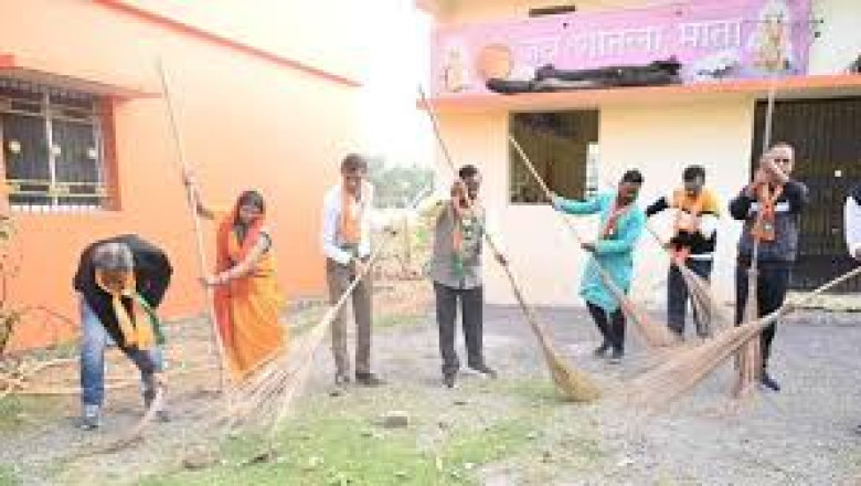 स्वभाव स्वच्छता-संस्कार स्वच्छता के प्रसंग पर शीतला माता मंदिर परिसर की सफाई कर स्वच्छता ही सेवा अभियान का हुआ शुभारंभ...