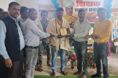 शिक्षक नीलकंठ कोमरे को राज्यपाल पुरस्कार से सम्मानित होने पर समस्तग्रामवासी एवं प्राथमिक शाला टोलागॉव द्वारा शिक्षक सम्मान आयोजन किए गए