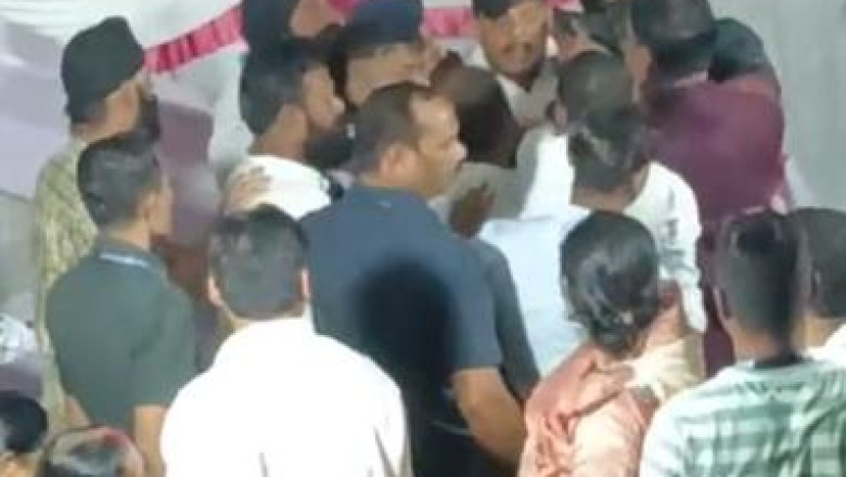 डोंगरगढ़- वरिष्ठ नेताओं की मौजूदगी में कांग्रेस के दो गुटों में खुले मंच में हाथा-पाई, ब्लॉक कांग्रेस की आंतरिक कहल खुलकर सामने आई