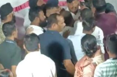डोंगरगढ़- वरिष्ठ नेताओं की मौजूदगी में कांग्रेस के दो गुटों में खुले मंच में हाथा-पाई, ब्लॉक कांग्रेस की आंतरिक कहल खुलकर सामने आई