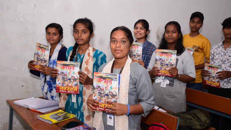 जनसंपर्क विभाग द्वारा प्रकाशित छत्तीसगढ़ जनमन पत्रिका एवं रोजगार नियोजन का शासकीय दिग्विजय स्नाकोत्तर महाविद्यालय राजनांदगांव में किया गया नि:शुल्क वितरण...