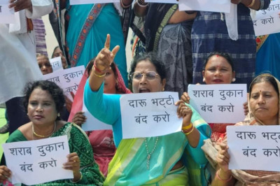 चिखली  में दारू भट्टी के विरोध में चक्का जाम...