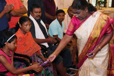 राष्ट्रपति द्रौपदी मुर्मू ने माओवादी हिंसा के पीड़ितों से की मुलाकात...
