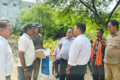 पिछड़ा वर्ग सर्वे की जॉच करने आयुक्त पहुचे वार्डो में , घर से जानकारी लेकर राशन कार्ड देख खुद भरे फार्म...