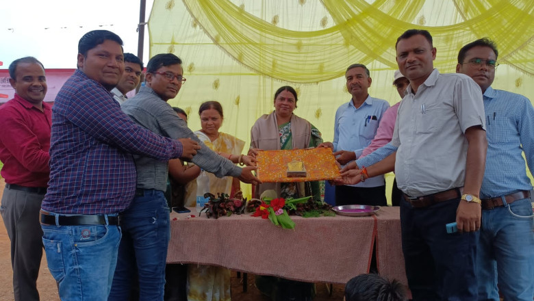 शिक्षिका सीमा शर्मा को महरूम कला वालो ने सम्मान सहित विदाई दिए...