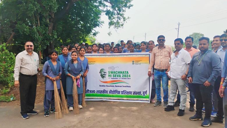 प्रशिक्षणार्थियों ने मिनीमाता चौक से पुलगांव चौक तक झाड़ू लगाकर स्वच्छता के प्रति लोगों को किया जागरूक...