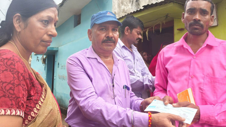 आकाशीय बिजली गिरने के कारण चार बच्चों की मृत्यु हो जाने पर उनके परिजनों को शासन की छात्र दुर्घटना बीमा योजना के तहत शिक्षा विभाग द्वारा 1-1 लाख रूपए का चेक प्रदान किया गया...