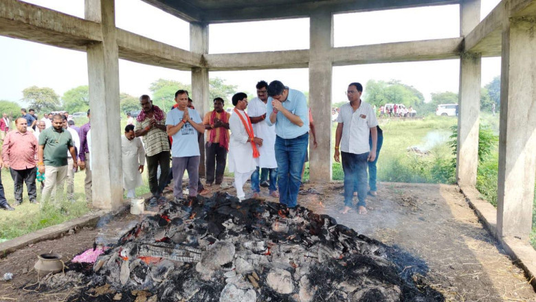 कोपेडीह निवासी परदेसी राम विश्वकर्मा के अंत्येष्टि कार्यक्रम में शामिल हुए  पूर्व सांसद अभिषेक सिंह