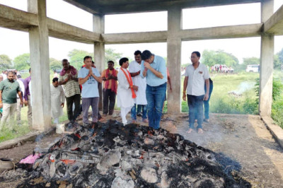 कोपेडीह निवासी परदेसी राम विश्वकर्मा के अंत्येष्टि कार्यक्रम में शामिल हुए  पूर्व सांसद अभिषेक सिंह