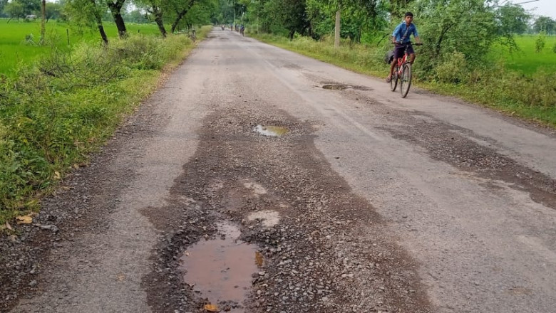 नेशनल हाईवे खुटेरी से भर्रेगांव, मोखला, आरला,सुरगी पहुंच मार्ग में जगह-जगह गड्ढे क्षेत्र वासियों ने नया डामरीकरण की मांग