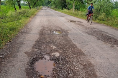 नेशनल हाईवे खुटेरी से भर्रेगांव, मोखला, आरला,सुरगी पहुंच मार्ग में जगह-जगह गड्ढे क्षेत्र वासियों ने नया डामरीकरण की मांग