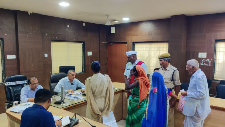 समय-सीमा बैठक के बाद कलेक्टर श्री शर्मा ने सुनी जनदर्शन में लोगों की समस्याएं...
