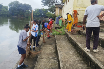 महिला समूह एवं साई हास्टल के खिलाडी तालाब के किनारे सफाई कर स्वच्छता का दिये संदेश