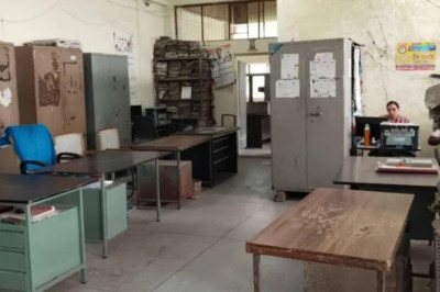 अधिकारी कर्मचारियों की हड़ताल से सरकारी कामकाज ठप्प 48 हजार शासकीय स्कूलों में लटके ताले...
