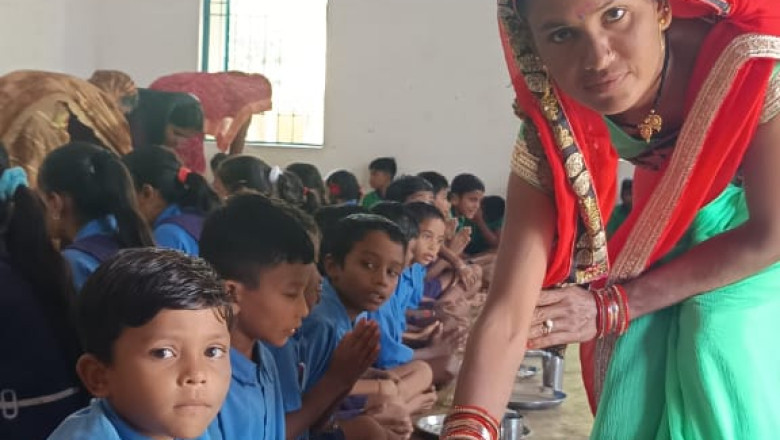 न्योता भोज में परोसा गया - गुलाब जामुन...