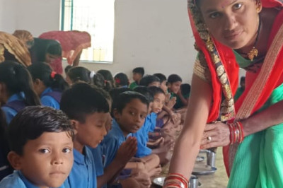 न्योता भोज में परोसा गया - गुलाब जामुन...
