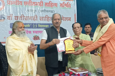 साहित्य, अतीत और वर्तमान को जोड़कर हमारी सांस्कृतिक पहचान को सहेजने में मदद करता है -- बृजमोहन अग्रवाल