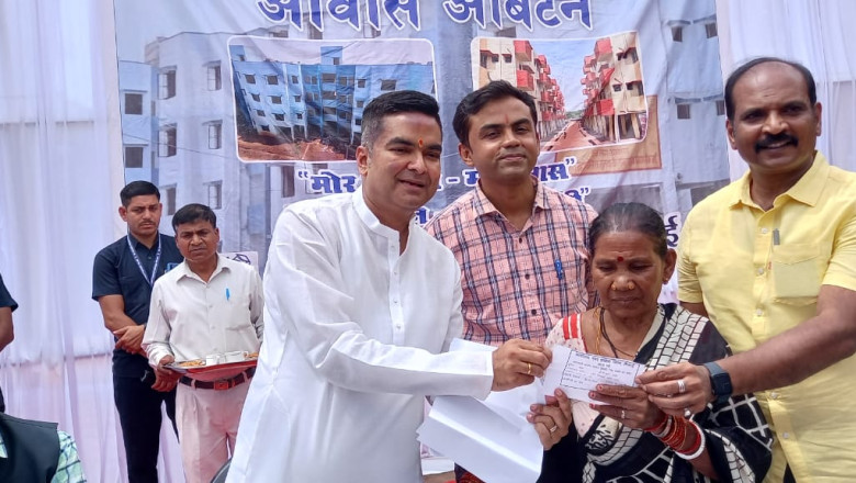 पारदर्शिता के साथ पीएम आवास योजना का हुआ लाटरी-हितग्राहियो को मिला मकान।