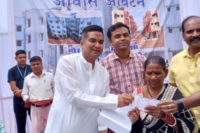 पारदर्शिता के साथ पीएम आवास योजना का हुआ लाटरी-हितग्राहियो को मिला मकान।
