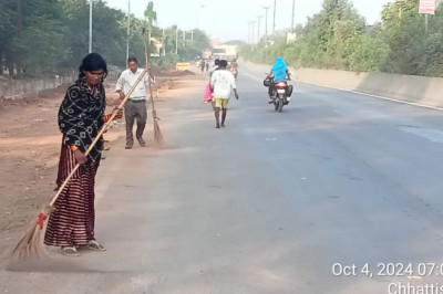 डोंगरगढ़ पदयात्रियों की सुविधा के लिए निरंतर की जा रही सफाई व्यवस्था...