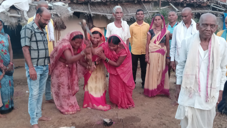जिला पंचायत अध्यक्ष गीता घासी साहू ने प्रधानमंत्री आवास योजना के हितग्राही को प्रमाण पत्र भेटकर किया भूमिपूजन...