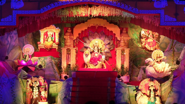 चैतन्य देवियों की झांकी बनी लोगों के आकर्षण का केंद्र.... अष्टभुजाधारी दुर्गा मां की अष्ट शक्तियां हम सभी में मां के रूप में विद्यमान....