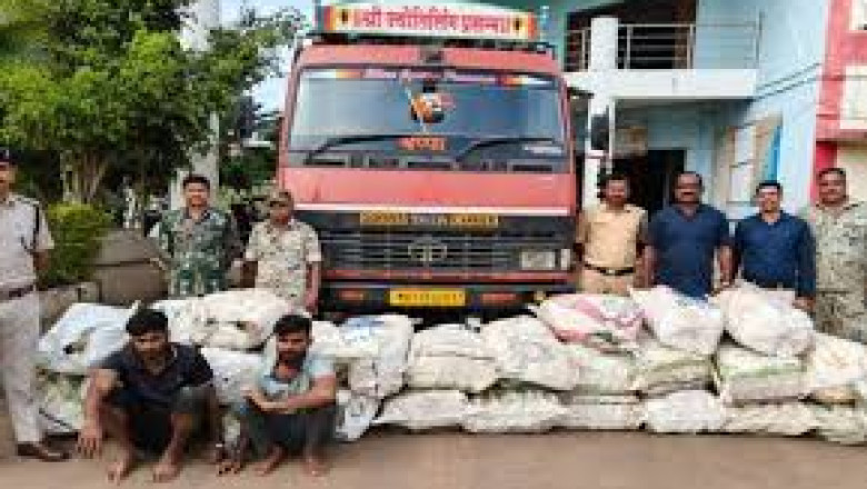 छत्तीसगढ़ में नशे के खिलाफ बड़ी कार्रवाई: ट्रक में तेल के कंटेनर के बीच छिपाकर ओडिशा से ला रहे थे 80 लाख का गांजा, पुलिस ने 2 अंतरराज्यीय तस्करों को किया गिरफ़्तार...