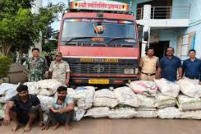 छत्तीसगढ़ में नशे के खिलाफ बड़ी कार्रवाई: ट्रक में तेल के कंटेनर के बीच छिपाकर ओडिशा से ला रहे थे 80 लाख का गांजा, पुलिस ने 2 अंतरराज्यीय तस्करों को किया गिरफ़्तार...