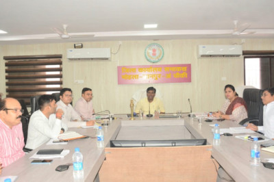 समय सीमा के लंबित पत्रों का निराकरण निर्धारित समयावधि में करें-कलेक्टर