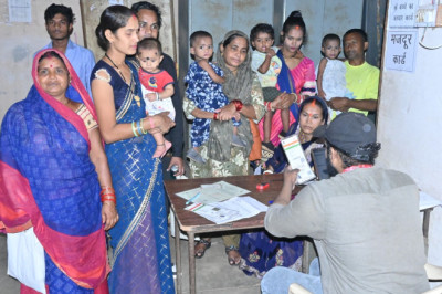 0 से 5 वर्ष के बच्चो का आधार कार्ड बनाया जा रहा है।