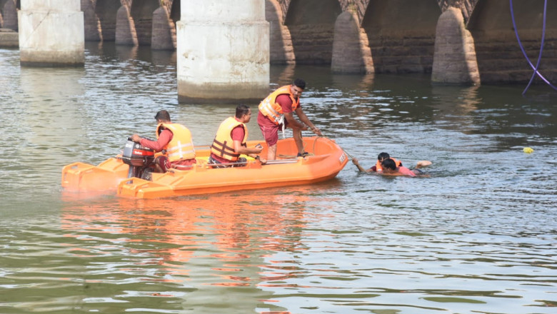 बाढ़ आपदा से बचाव हेतु एनडीआरएफ ने किया शिवनाथ नदी में मॉकड्रिल